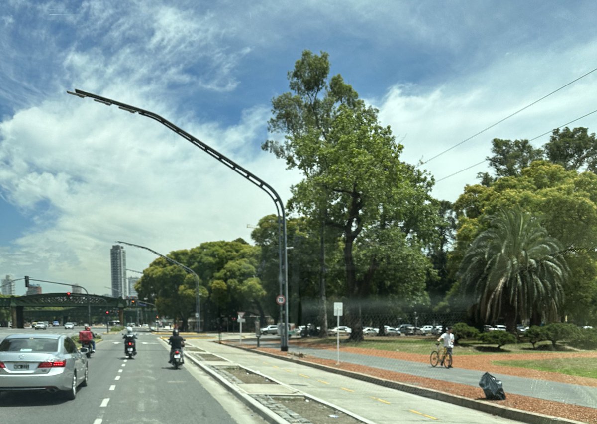 nachoviale's tweet photo. Que porquería, exagerada y que arruina parte de BsAs #bicisenda https://t.co/DcQx5VEcQf