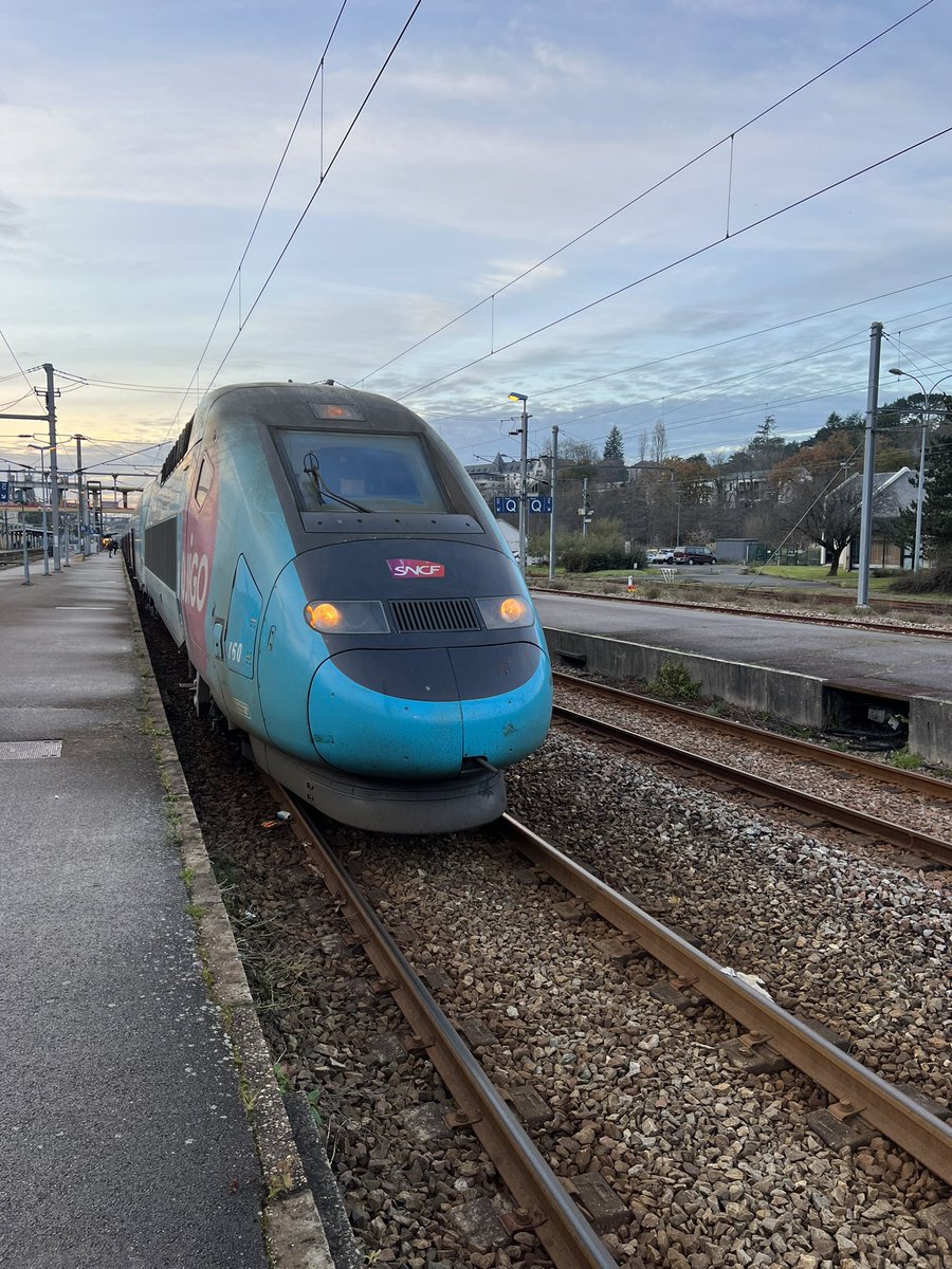totocdodoc's tweet photo. Après Brest c’est à Quimper de voir son #OUIGO prêt au départ. https://t.co/A7sOf6HJf2