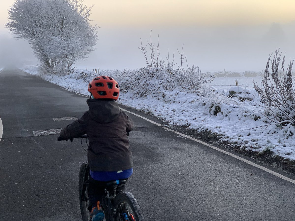 beyondt4walls's tweet photo. A perfect start to the week, cycling to school, above the clouds! @movemoresheff @sccactivetravel https://t.co/OrPsJFbpvc