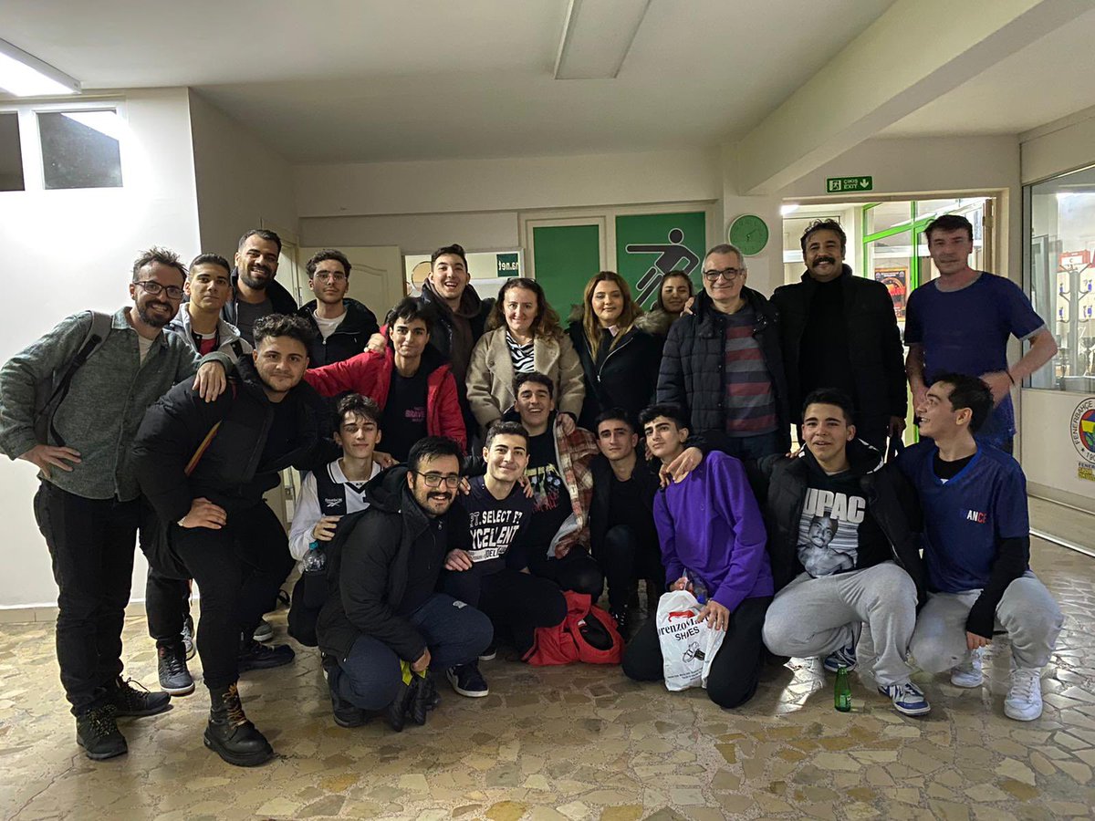 HBVALOGRENCIPLT's tweet photo. Okulumuz 12/B sınıfı öğrencilerimiz bugün okul öğretmenlerimizle yaptıkları halı saha maçında öğretmenlerimizi mağlup ederek sahadan galibiyetle ayrılmıştır.Öğrenci ve öğretmenlerimizi tebrik eder başarılarının devamını dileriz.
@zlfiyedemir16 https://t.co/GngHmrHY58