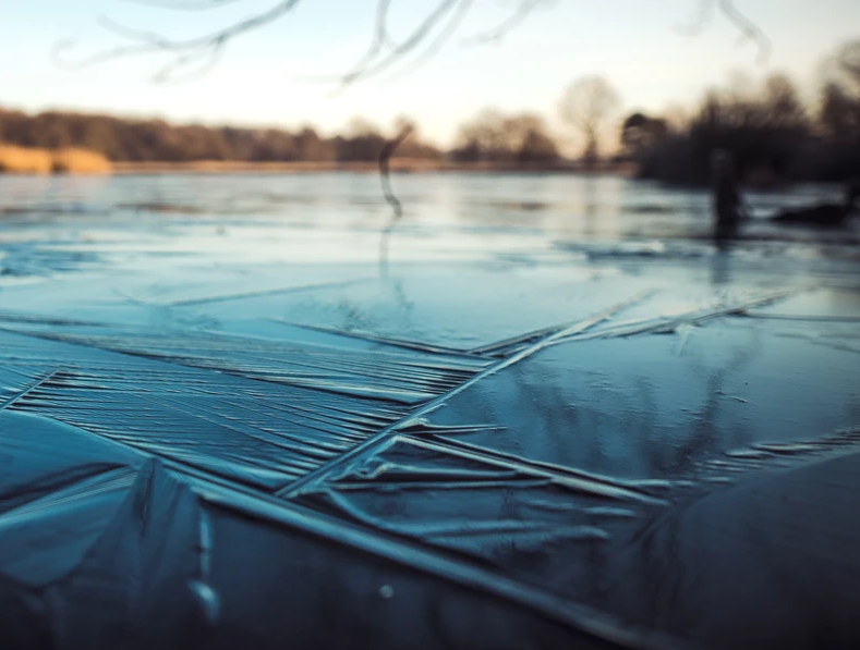 StaffsFire's tweet image. #WEATHER: As temperatures have plummeted recently, we are urging people to stay safe this winter.

The cold weather during winter can often lead to frozen ponds and waterways including, canals rivers, and lakes.

Read more: orlo.uk/7LOMp