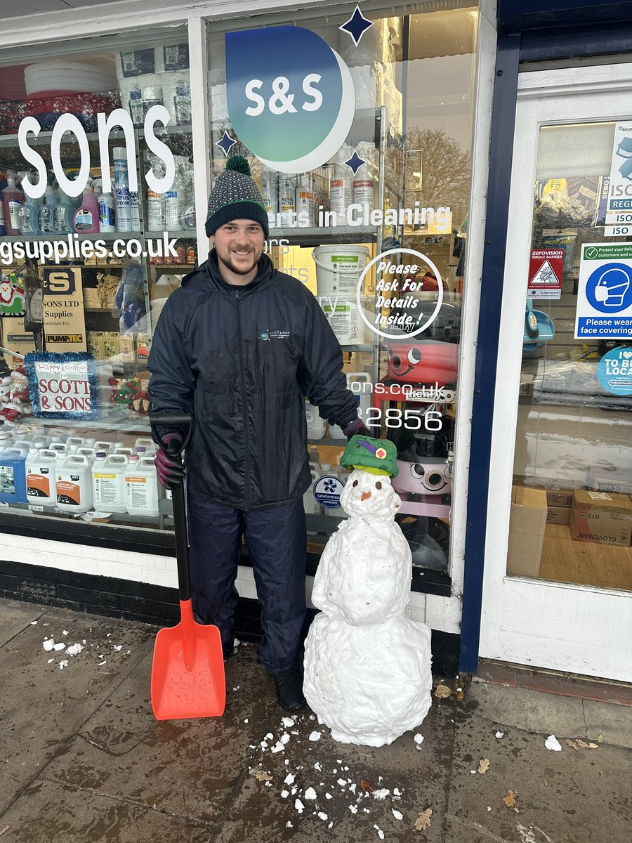 Hey we do our bit clear the paths and make a snowman!
#Christmas #snowman #WINTER #windowcleaners
