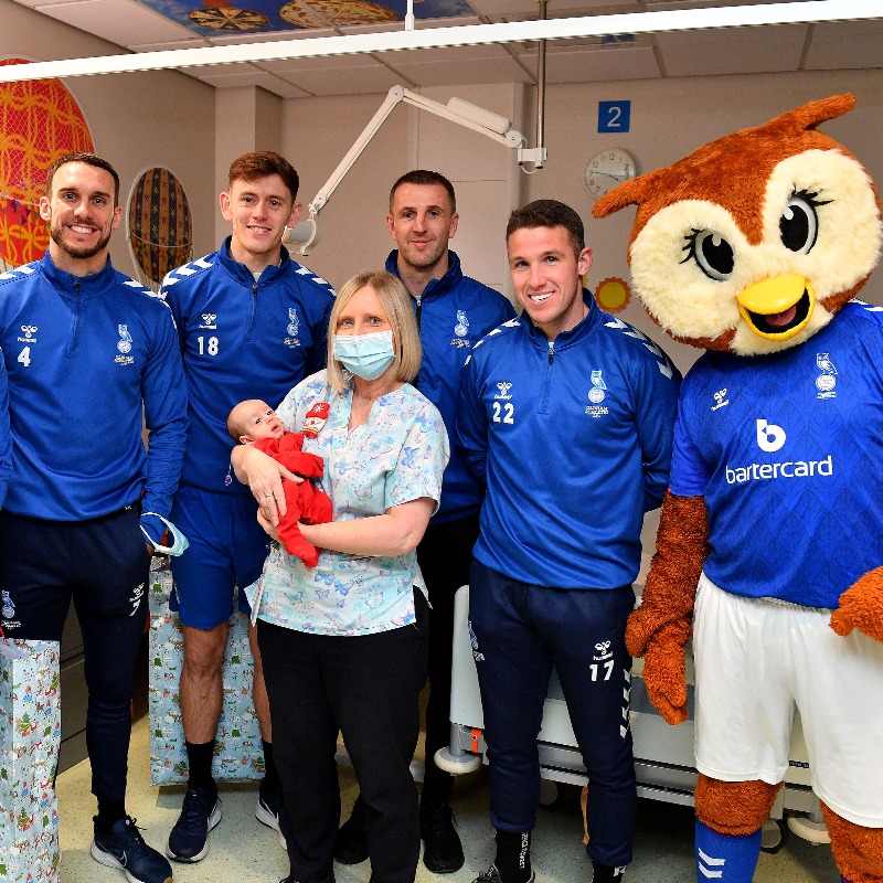 OfficialOAFC's tweet photo. 🎁 Players from the Latics first team have paid a visit to The Royal Oldham Hospital Children's Ward to hand out gifts and meet patients. #oafc