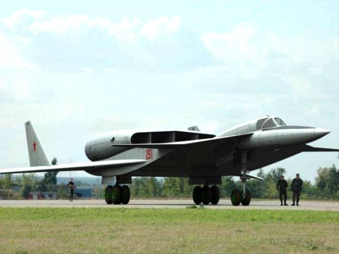 sisakuheiki's tweet photo. M-25(ソ連)
特殊な形状の翼でバチクソに衝撃波を生み出し、超低空を飛行することで地上のあらゆるものを吹き飛ばす超音速攻撃機。別名『地獄の芝刈り機』
血も涙もないけど、戦術核の代替と考えられてたみたい。まあ……核よりかはマシか。 https://t.co/KtWOuULQnb