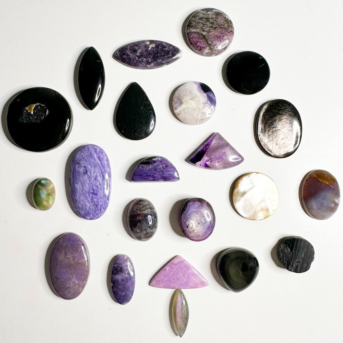mildhippie's tweet photo. the crystals         🖤👾➰       the pendants

“black flame” collection coming to my shop Dec. 16th at 4pm eastern time <3 https://t.co/YTXVKDF4U7