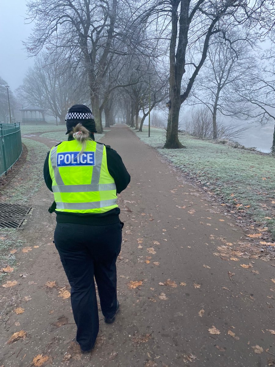 NithsdalePolice's tweet photo. Despite the Cold our Community Officers have been out on footpatrol in #Dumfries. We have been visiting retailers as part of our Festive Safety Campaign. We also patrolled anti social behaviour hotspots to reassure our communities. #KeepingDumfriesSafe #DockPark #Winter https://t.co/vudf3nBlhB