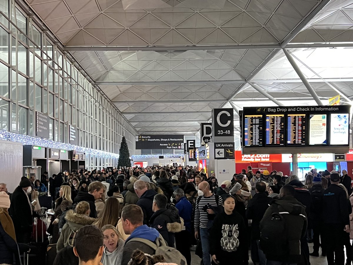 MaraAmpa's tweet photo. Vuelo cancelado Londres - Valencia! Fins que arribem a la atención al cliente poden passar hores de la gent que hi ha reclamant en la mateixa situació! #Ryanair #London #sos https://t.co/QEfDqxNGdo