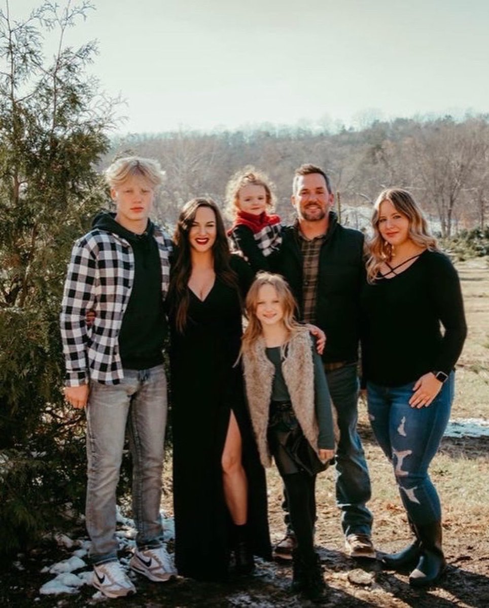 DLitterall's tweet photo. Even when life seems to be full of negativity and evil one thing remains the same I have God and my family. #family #aboveallfamily https://t.co/JxqTvlNDI9