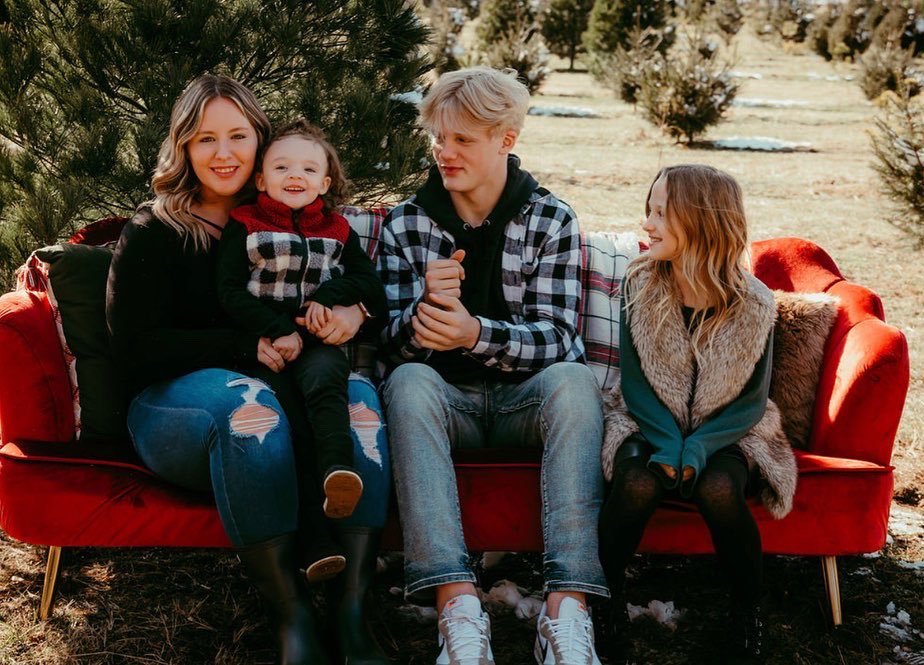 DLitterall's tweet photo. Even when life seems to be full of negativity and evil one thing remains the same I have God and my family. #family #aboveallfamily https://t.co/JxqTvlNDI9