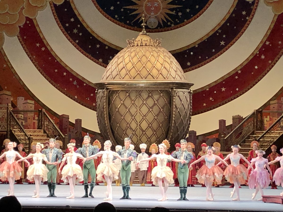 EleanorWachtel's tweet photo. #TheNutcrackerNBC is magic, with glorious sets + costumes, not to mention music, dance, even romance! No matter how many times you've seen it, though it's also fun to bring a novice. @nationalballet https://t.co/bjN21d5vGW