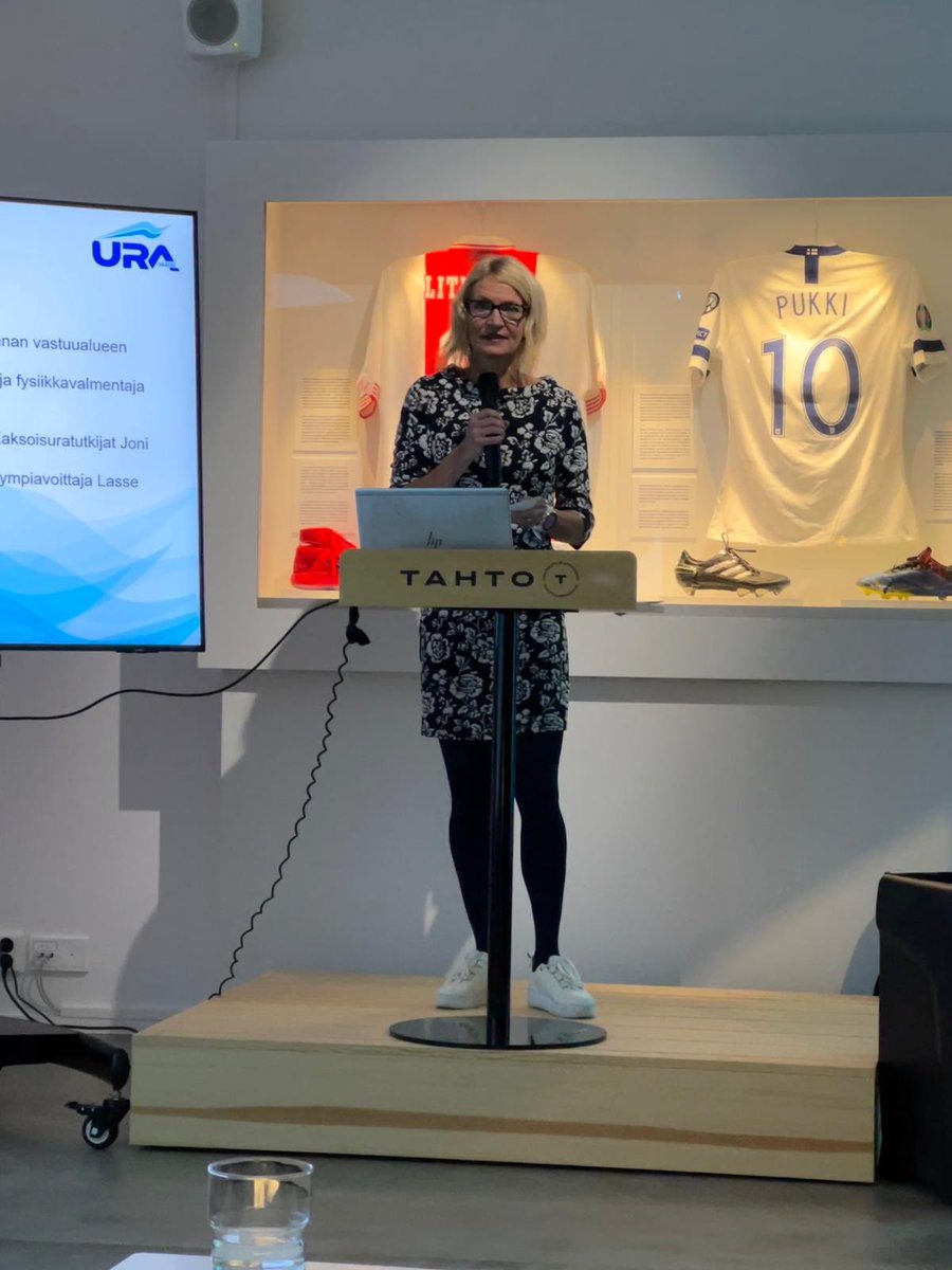 Milla Saarinen palkittiin vuoden URAteko -tunnustuspalkinnolla ja Tuomas Raja vuoden URAteko - kunniamaininnalla <a href="/urasaatio/">URA-säätiö</a> tilaisuudessa. <a href="/TuuliMerikoski/">Tuuli Merikoski</a> ja 4xolympiavoittaja Lasse Viren jakoivat palkinnot. Isot 👏ja 🎩 pois päästä
<a href="/Makelanrinne/">Märsky</a> <a href="/phyk_school/">Pohjois-Haagan yhteiskoulu</a> #kaksoisura