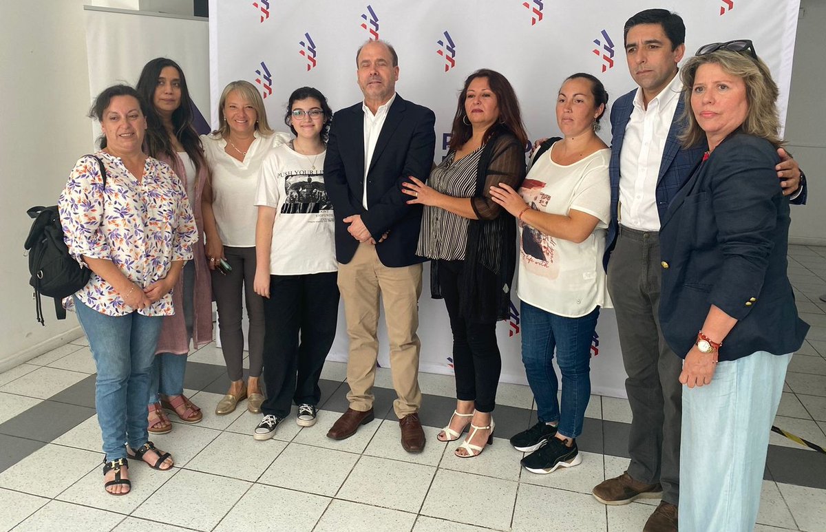 PDC_Chile's tweet photo. Presidente y Vicepresidente DC @DiputadosDC @aundurragav y @hectorbarria se reunieron con la agrupación de padres y madres sin matrícula de #Lampa, que denuncian ➕ de 300 casos de alumnos sin matrícula para 2023.

Pedirán solución urgente al @Mineduc ➡️https://t.co/tTNkr2Jk7b https://t.co/pPv4ZWMfR2