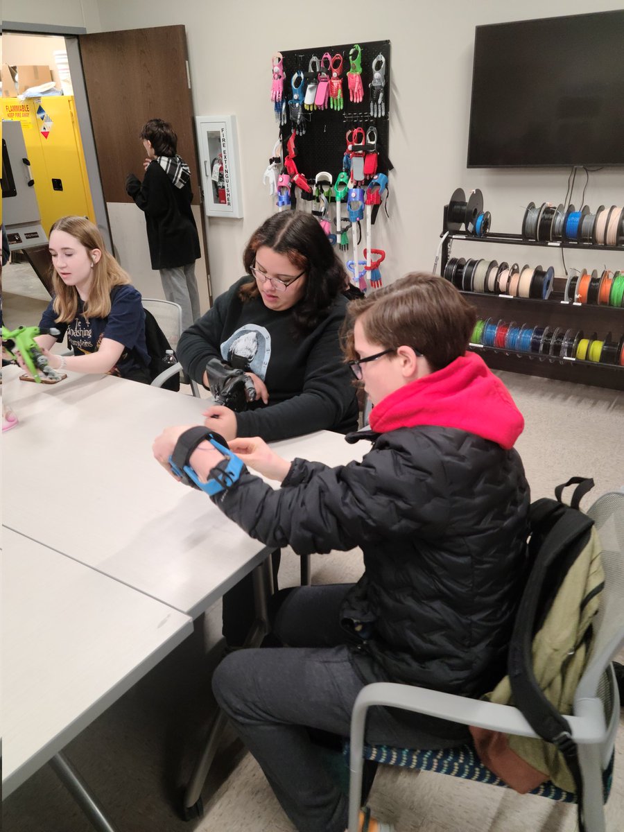 mcmillanscience's tweet photo. Took the science scholar students to UNO biomechanics lab today to see what researchers do and work on. Thank you so much for hosting us. @OPS_MacPrncpl @OPS_McMillan @UNOBiomechanics #futurescientists #builtforthis #opsrocks https://t.co/M4Uq7MkEOz