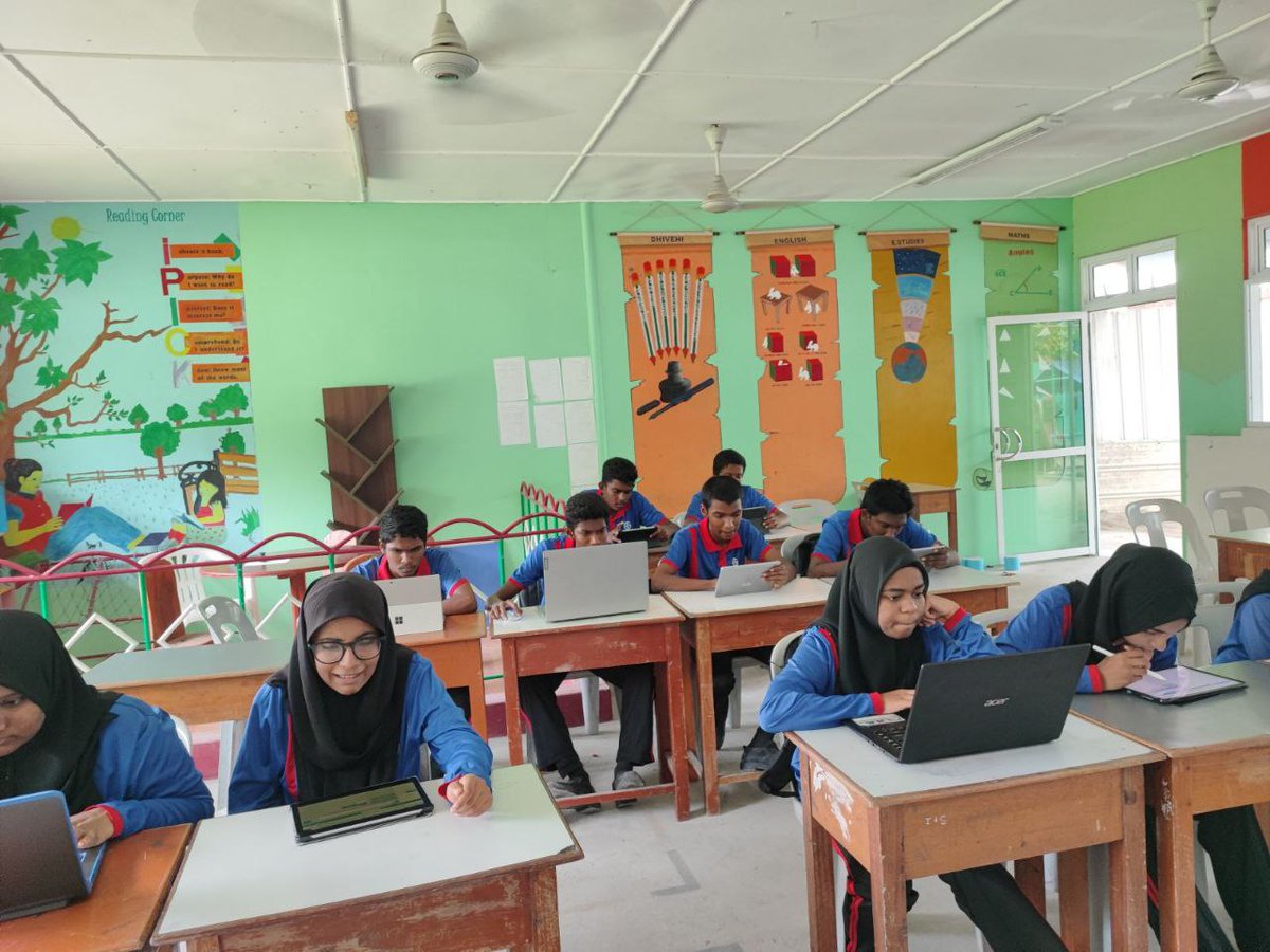 womenintechmv's tweet image. R. Hulhudhuffaaru School held #HourOfCode session today, this time with grade 9 students, who completed the Artist activity

#HourOfCodeMV
@GS57HS @MoEdumv @Dhiraagu @codeorg