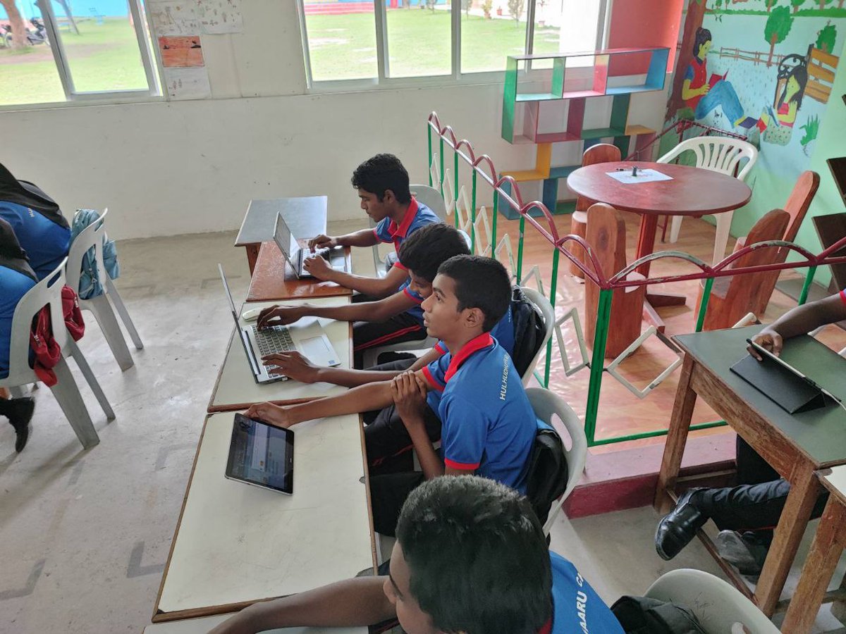 womenintechmv's tweet image. R. Hulhudhuffaaru School held #HourOfCode session today, this time with grade 9 students, who completed the Artist activity

#HourOfCodeMV
@GS57HS @MoEdumv @Dhiraagu @codeorg