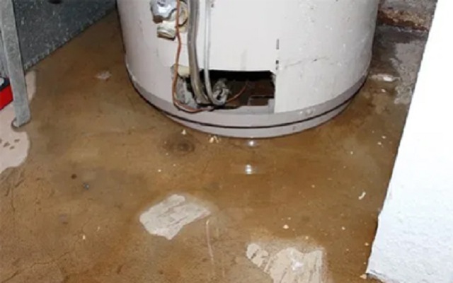 ServproKnp's tweet photo. Our crews have been handling consistent #Emergency #WaterDamage services from #FailingHotWaterHeater for all different models and sizes. Is yours over 8 years old? Has it been serviced regularly? #SERVPRO #WaterDamage #EmergencyRestoration #WaterExtraction #HereToHelp https://t.co/XEWEItl5ze