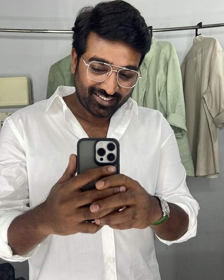 NixsNewsTamil's tweet photo. #CelebrityClicks | நடிகர் விஜய் சேதிபதியின் செல்ஃபி க்ளிக்!

#VijaySethupathi @VijaySethuOffl #makkalselvan #TamilCinema #selfieclick #nixsnewstamil https://t.co/Evl7YZ1eIJ