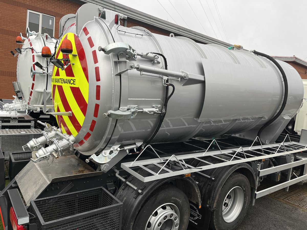 bucksofken's tweet photo. 3rd remount for Davro Site Services (Davlav). Our still good quality 2014 year 3,100 gallon vacuum cesspool tanker with water wash, removed from an old Scania as seen here, stripped, refurbed and then re- mounted on to a new DAF CF 6x2, including a full repaint job. https://t.co/IrwqwfDR3k