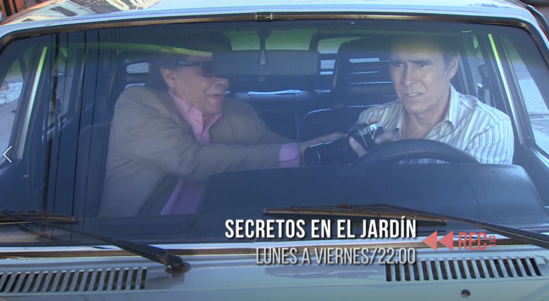Hoy en #SecretosEnElJardín, Hernán está siguiendo a Opazo, pero la sorpresa se la llevará él cuando lo vea junto a Bárbara 😱

No te pierdas el gran estreno, a las 22 hrs, por REC 😉📺

 #ElAyeryHoyJuntos

fb.com/524064093115514