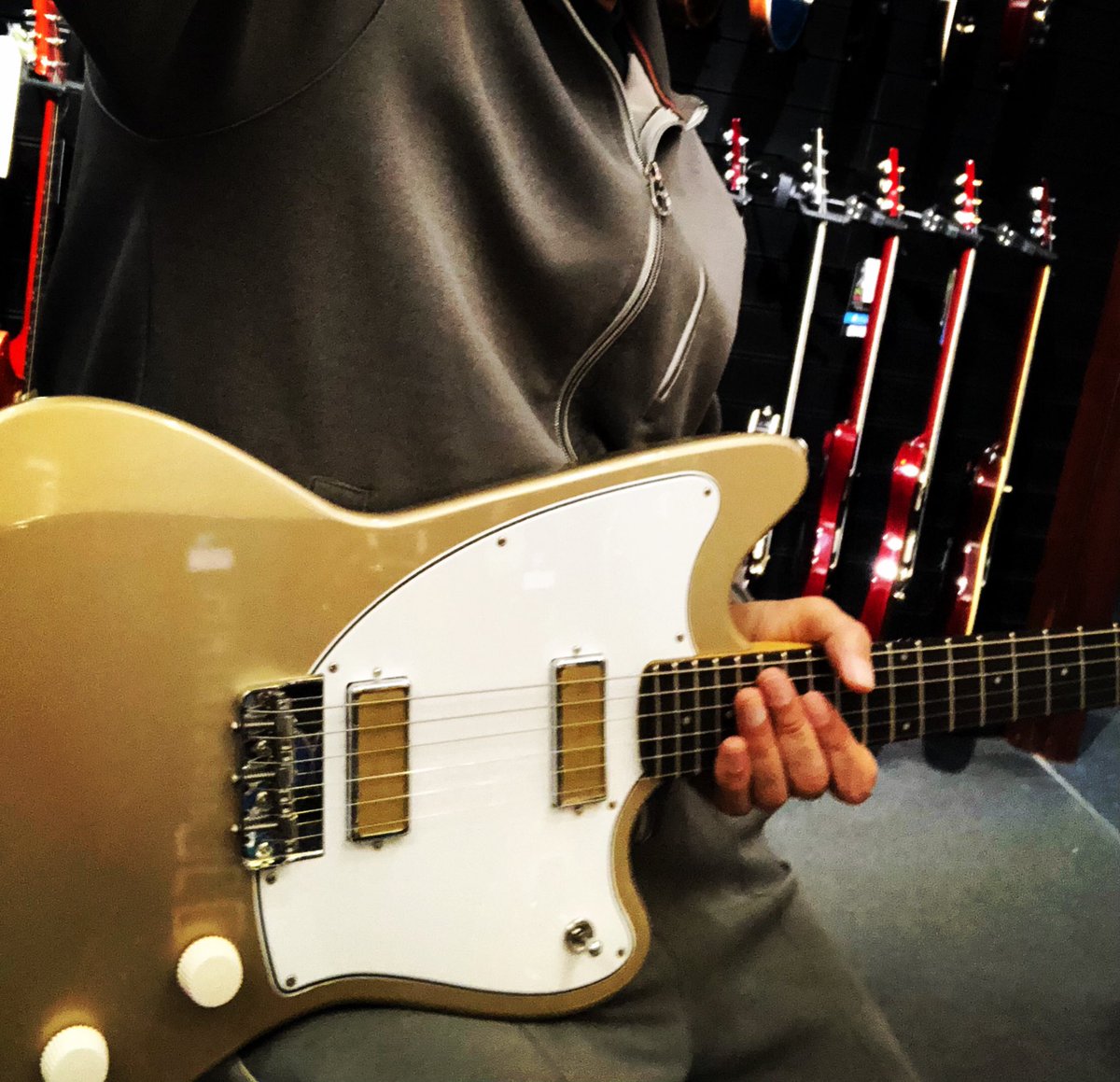 azizibrahim56's tweet image. ❤️ of #offset 
Just discovered this used #guitar in a local #musicshop 
Always fancied this @harmonyguitars silhouette in champagne but I went for the #harmonyjupiter instead. ❤️ the sound of this! Bright &amp;amp; articulate. Unique offset vibe. Superb neck.
What do you think?