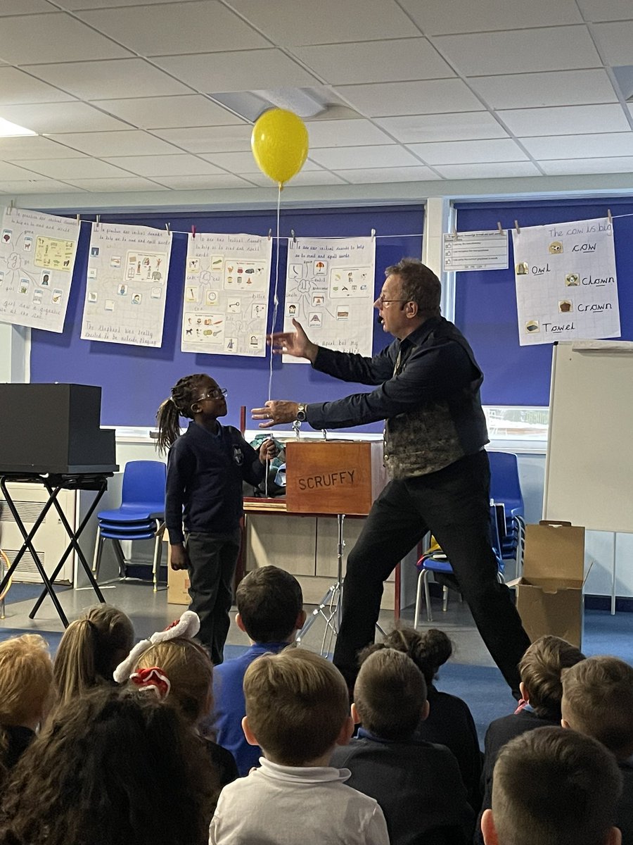 MrsE_Kruger's tweet photo. KS1 loved their behaviour reward today of a magician. We celebrated those who make right choices all term. Well done #KS1warwick #Teamwarwick #magican #enrichment https://t.co/Ovs4m4fVpY