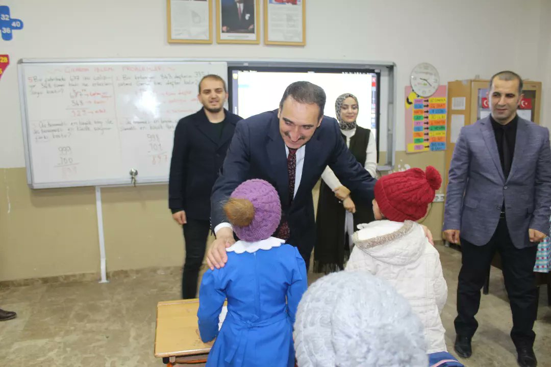 bulanikmem's tweet photo. İl Milli Eğitim Müdürü Sayın Enver KIVANÇ,İlçe Milli Eğitim Müdürü Yalçın TUNÇEL  Örenkent köy okulunu ziyaret ettiler. Sayın KIVANÇ öğretmen ve öğrencilerin ders işleyişlerine eşlik ederek öğrencilere kitap ve kırtasiye dağıttı.
@YalnTUNEL2 
@EnverkV https://t.co/Kg34DswloF