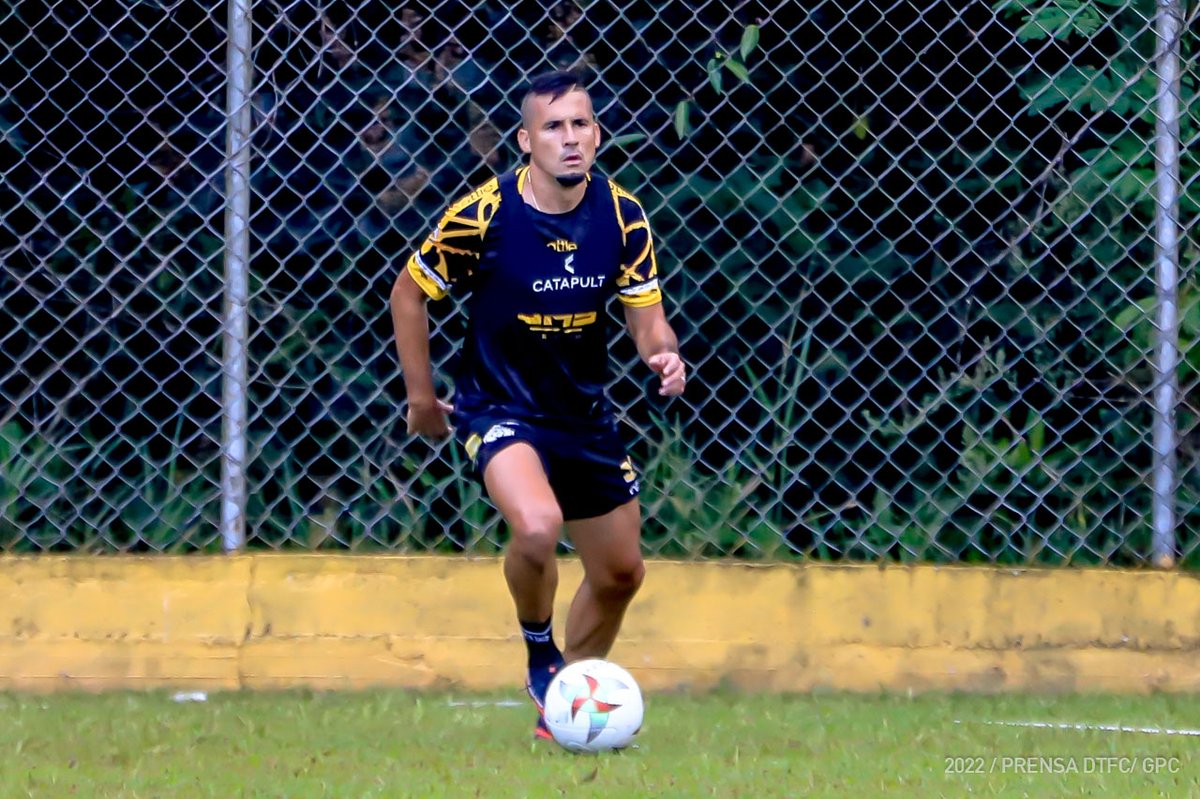 DvoTachira's tweet photo. #DanielLinarez | “Vengo con la ilusión de ganar una estrella con este equipo, ojalá al final de temporada podamos levantar la copa juntos, hinchada y jugadores” 🎙️ https://t.co/fQVx9AeUWa