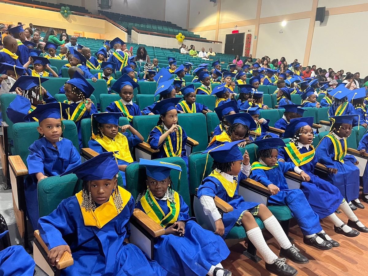 shakira's tweet photo. Felicidades los graduados de nuestras escuelas en Quibdo y Cartagena. 
Desde nuestra fundación @fpiesdescalzos agradecemos a los maestros y alumnos por su compromiso y por darnos esta gran alegria! https://t.co/y2d2YZN5hb