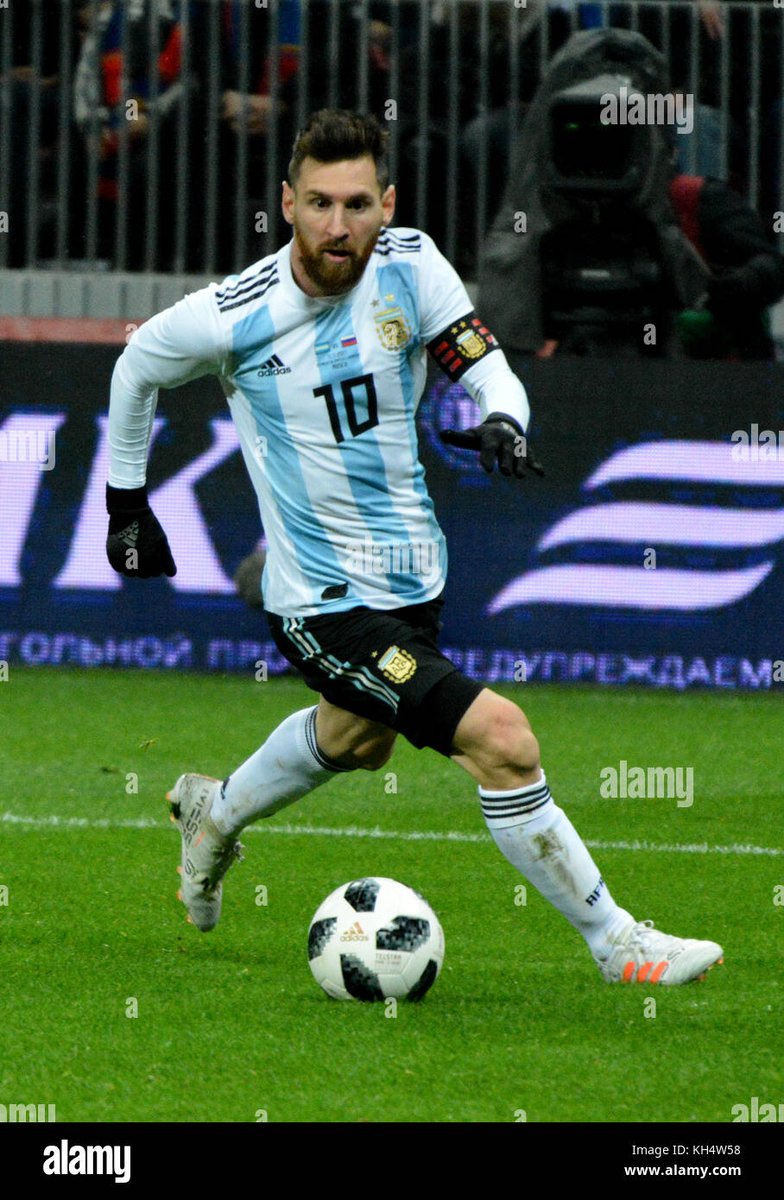 মেসি একটা টর্নেডো, সামনে কোন ডিফেন্স ডিফেন্স থাকে না। সবকিছু দুমড়ে-মুছরে ছারখার করে দেয়।