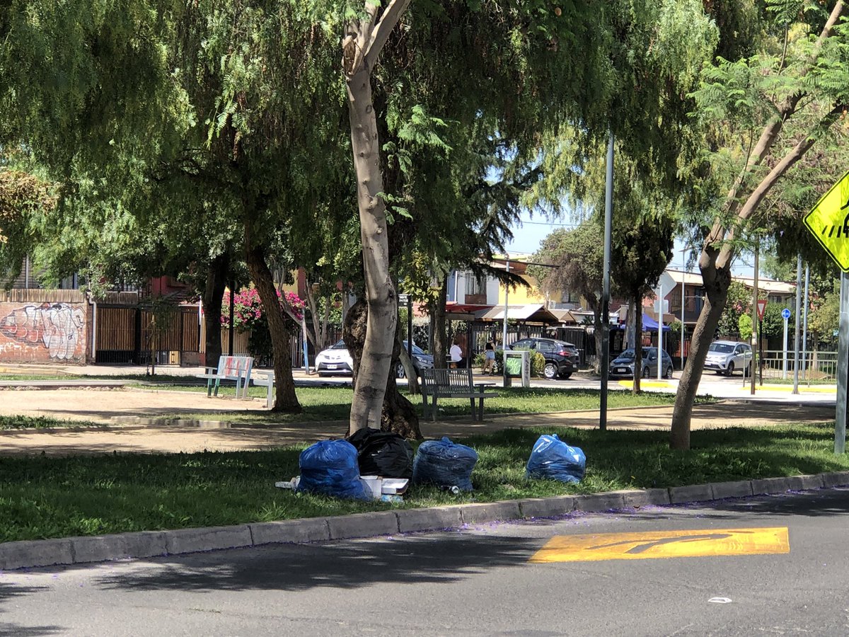 CMeneses_G's tweet photo. @Muni_Maipu @CiudadanoMaipu @TomasVodanovic se mantiene condición de mas de dos semanas con basura en paques, se agravó con las ferias navideñas en sector farfana. Ademas de parques secos y mal mantenidos, mas ahora con basurales.. de mal en peor nuestra calidad de vida, su ayuda https://t.co/p7ZKgSzvIk