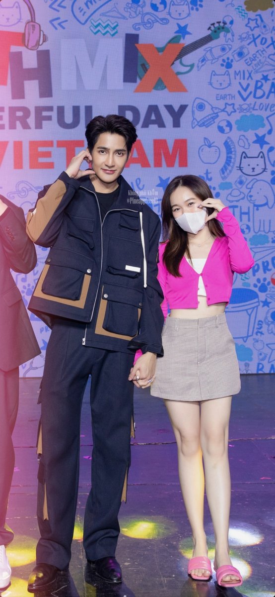 Pineappleee13's tweet photo. my dream came true vs my soon to come true dream 🥹 miss you so much na 🥹

huuuuu chụp chung làm gì để giờ gây thương nhớ quá à😭💘 
#เอิร์ทมิกซ์ #EarthMix #EarthPirapat #mixxiw #EarthMixWonderfulDayinVietnam 
@Earth_Pirapat
 @wixxiws https://t.co/LCOwnwScQt