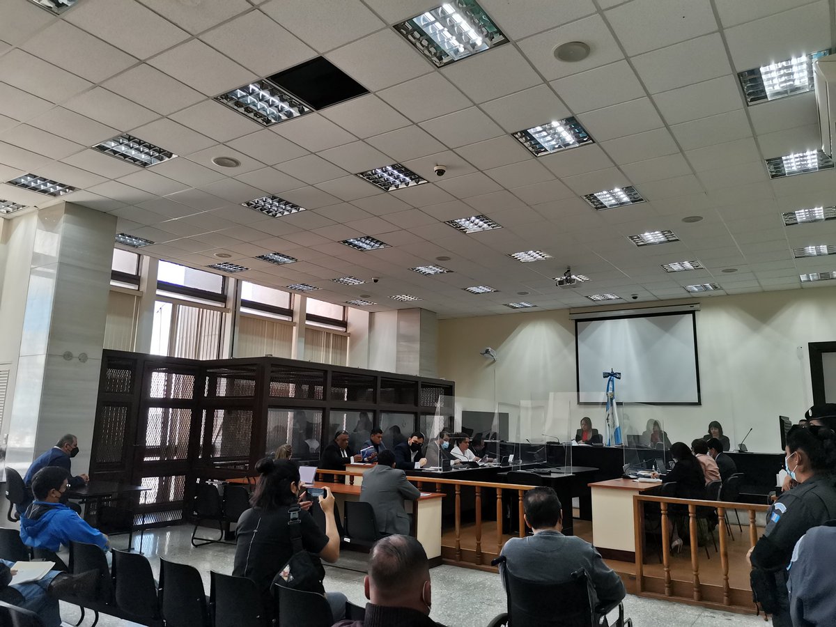 ssolorzano_PL's tweet photo. La representante de la PGN, solicita al Tribunal de Mayor Riesgo B, una suma de Q. 73. 2 millones por reparación digna, al considerar que se han lesionado bienes jurídicos como el orden tributario y la administración pública. https://t.co/j5b0WBlFHY