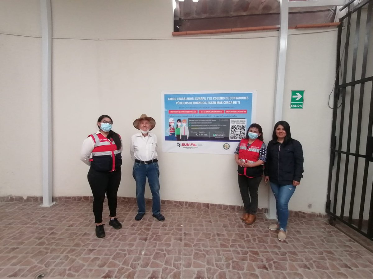 SunafilPeru's tweet photo. 📍 En #Huánuco, como parte de la estrategia de difusión de los canales de atención y denuncia laboral de la #Sunafil, logramos establecer una alianza con el Colegio de Contadores Públicos de Huánuco y la Clínica Huánuco para instalar nuestros carteles informativos #Infochamba.🪧 https://t.co/3rDVXgBvMD
