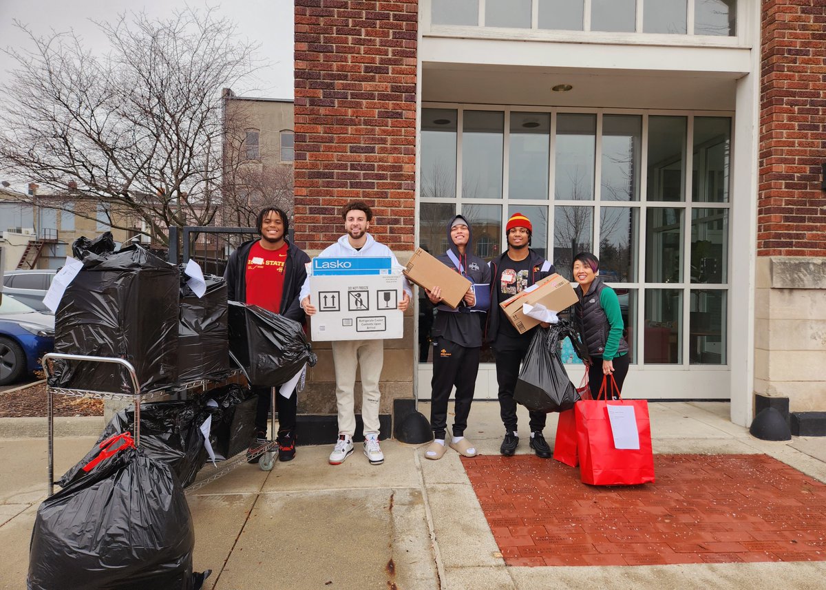 brentblum's tweet photo. This makes me proud! The guys @Ochohendrix @OrangeDomonique, @jeremiah1cooper and @GabrielKalsche1 spent Saturday helping @weareYSS and their adopt a family drive with support from @WeWillCllective donors. Appreciate everyone involved to make things like this a reality! https://t.co/y4AOf5Zbw3