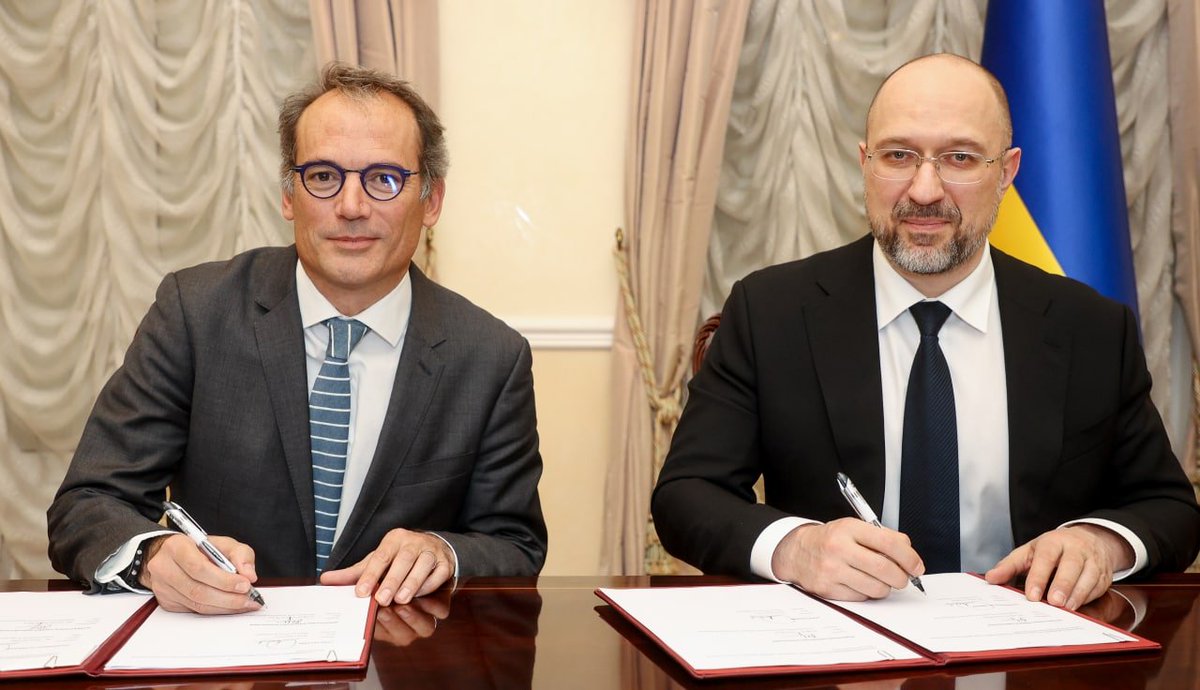 Denys_Shmyhal's tweet photo. The International Finance Corporation will help 🇺🇦 rebuild &amp; attract investment. Signed a memorandum with @IFC_org today. Cooperation includes support in selection &amp; implementation of energy, transport, urban &amp; social infrastructure projects. Grateful to @IFC_ECA &amp; @agarmora. https://t.co/3cc268zmRY