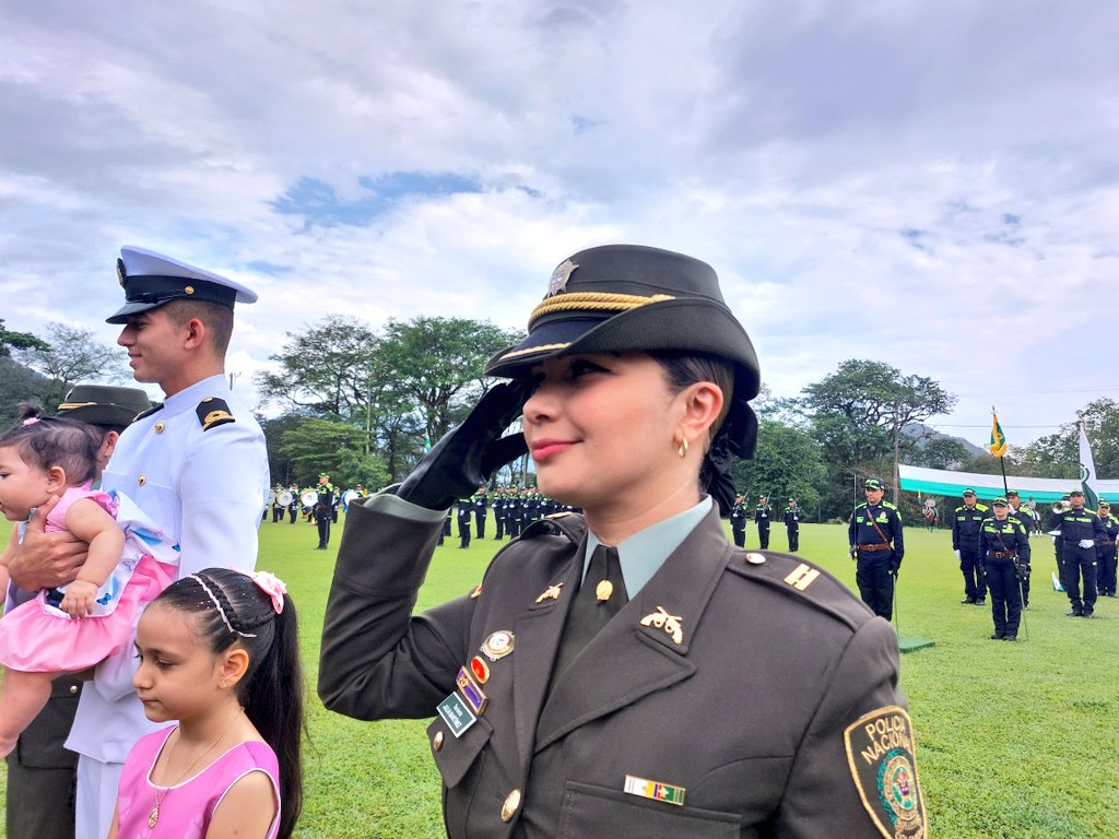 PoliciaVillavo's tweet photo. Felicitamos a nuestros 19 oficiales de la Región de Policía No. 7, que hoy en ceremonia especial en el campo de paradas de la #ESECU, recibieron sus nuevos grados de Teniente Coronel, Mayor, Capitán y Teniente de la @PoliciaColombia. #DiosYPatria #EsUnHonorSerPolicía https://t.co/5zJ2ZQoxiX