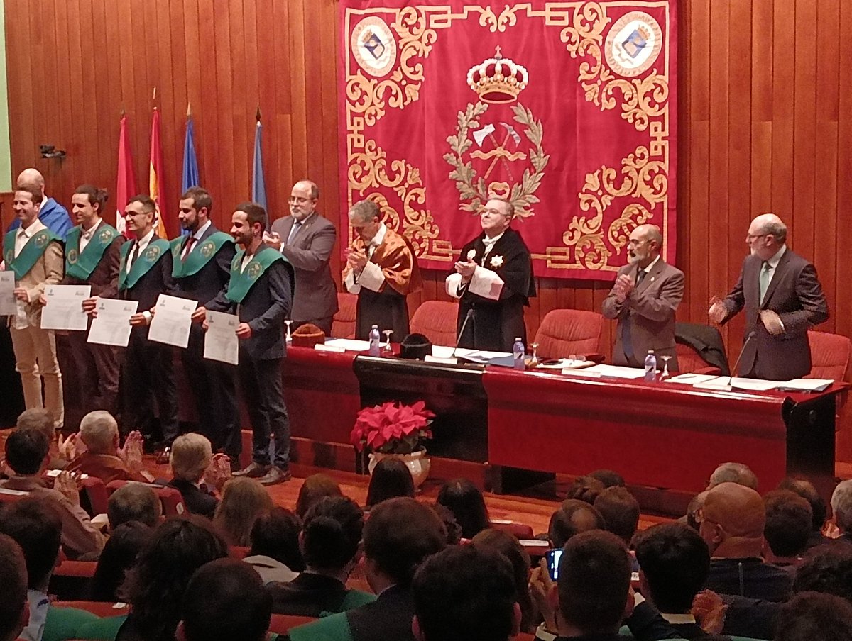 MontesUPM's tweet photo. Entregando diplomas y distinciones a egresados y egresadas. #somosupm @La_UPM Es un día de alegría para todos. https://t.co/Ps5huL4Iro