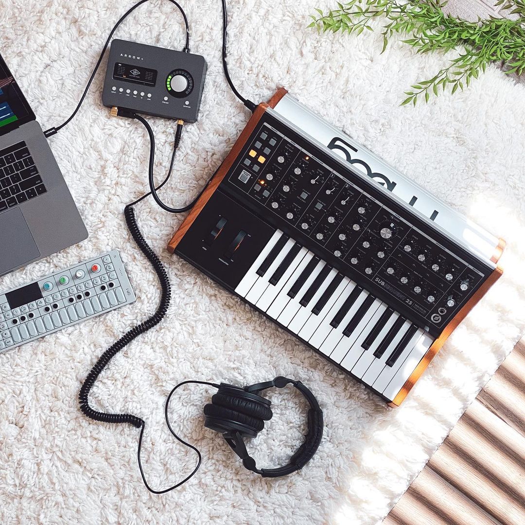 UAudio's tweet photo. Songwriting zone โ๏ธ๐น
What's your favorite part of starting a new project?
๐ธ https://t.co/giKaGSWRHm
#UniversalAudio #uaarrow #audiogear #audioengineer #gearporn #homestudio #recording #musicproducer #audioproduction #musicproduction #uadplugins #musician #Moog https://t.co/6OpP1oEd9s