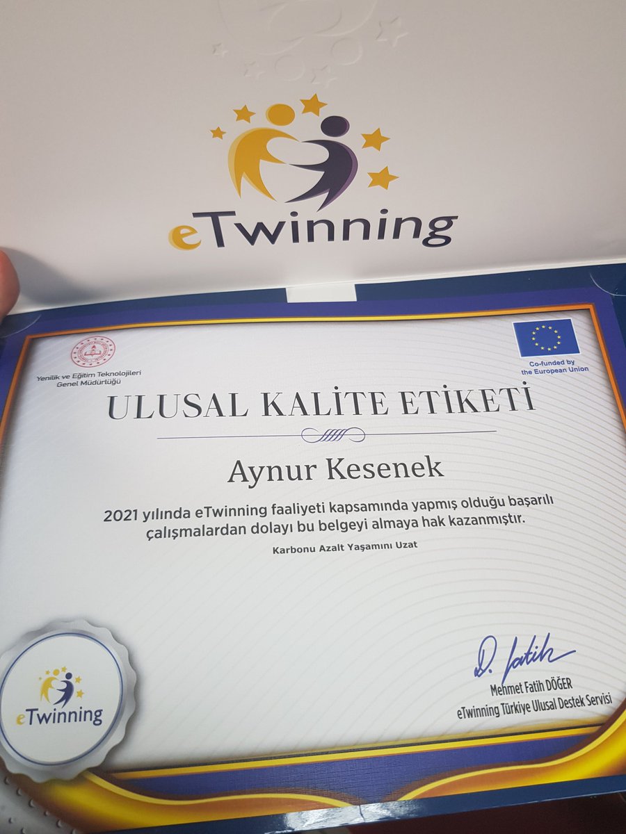 AynurKesenek's tweet photo. Avrupa etiketinden sonra ulusal etiketimizi de İlçe Milli eğitim Müdürümüz Sn Yaşar Türk'den aldık,Sn Emel Şimşek ve Sn Ahsen Doğanay 'ın rehberliğinde nice yeni projelere..@EtlikImam @eTwinningDestek @MemKecioren @KeciorenMEM https://t.co/qbpj3XzTgJ