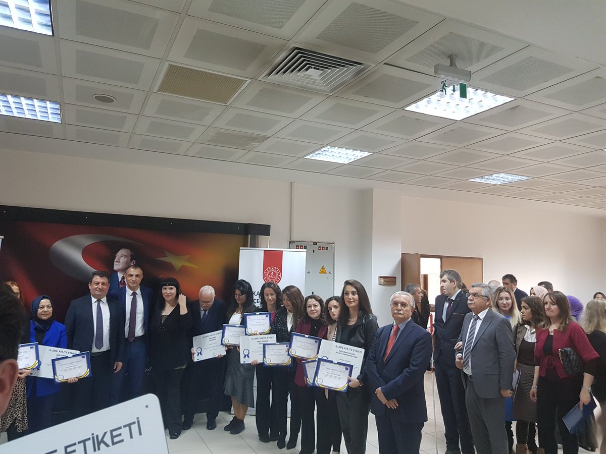 AynurKesenek's tweet photo. Avrupa etiketinden sonra ulusal etiketimizi de İlçe Milli eğitim Müdürümüz Sn Yaşar Türk'den aldık,Sn Emel Şimşek ve Sn Ahsen Doğanay 'ın rehberliğinde nice yeni projelere..@EtlikImam @eTwinningDestek @MemKecioren @KeciorenMEM https://t.co/qbpj3XzTgJ
