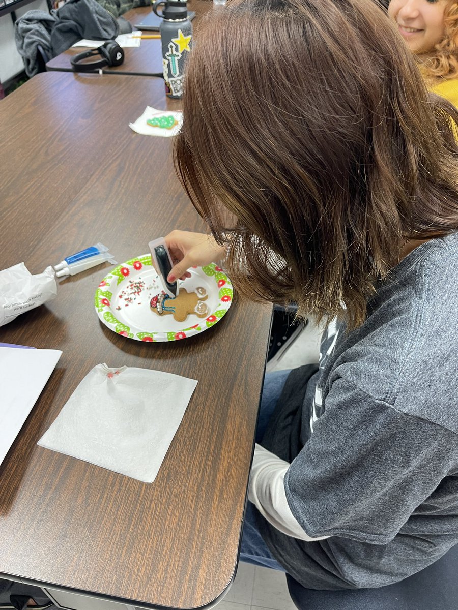 CAHS_Media's tweet photo. Cookie decorating in yearbook/photoJ today while we review for our exam tomorrow. @NISDComArts @nisd https://t.co/WKZfvIdDIZ