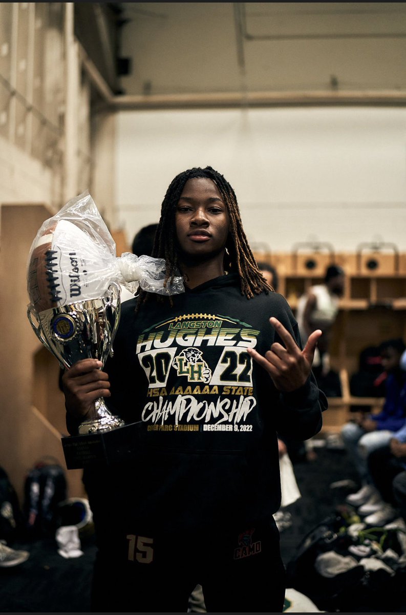 TCreatedplayer's tweet photo. Freshman season ended with a 💍🔥 #APTTMH #IMSOHUGHES #Fullyinvested #QB1 #thecreatedplayer #statechamps https://t.co/lL12WxBQDI