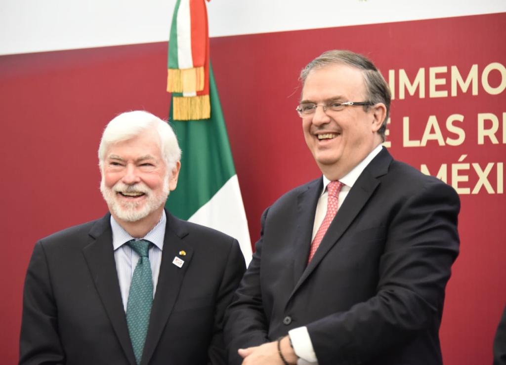 Relaciones Exteriores (@sre_mx) on Twitter photo 📸 Esta mañana, el canciller <a href="/m_ebrard/">Marcelo Ebrard C.</a> y el asesor presidencial especial para las Américas, <a href="/SenChrisDodd/">Chris Dodd</a>, acompañados por el jefe de Unidad <a href="/r_velascoa/">Roberto Velasco Álvarez</a> y el Emb. <a href="/USAmbMex/">Embajador Ronald Johnson</a>, celebraron la conmemoración de los 200 años de relaciones diplomáticas entre México y EE. UU.
🇲🇽🤝🇺🇸
🧵 📸 Esta mañana, el canciller <a href="/m_ebrard/">Marcelo Ebrard C.</a> y el asesor presidencial especial para las Américas, <a href="/SenChrisDodd/">Chris Dodd</a>, acompañados por el jefe de Unidad <a href="/r_velascoa/">Roberto Velasco Álvarez</a> y el Emb. <a href="/USAmbMex/">Embajador Ronald Johnson</a>, celebraron la conmemoración de los 200 años de relaciones diplomáticas entre México y EE. UU.
🇲🇽🤝🇺🇸
🧵