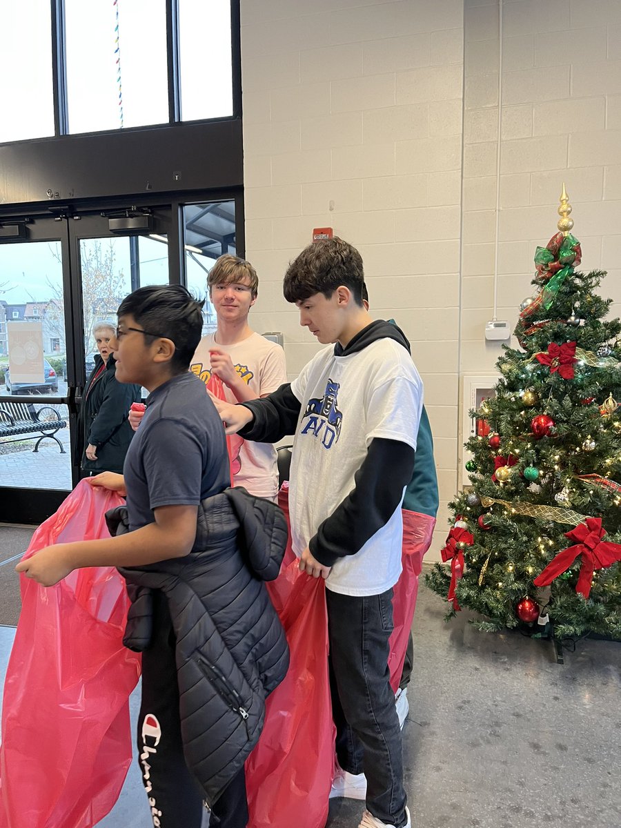 Bingham 8th grade AVID elective students help shoppers at the Community Service League Christmas store. <a href="/isd_avid/">ISDAVID</a> #BearsRising