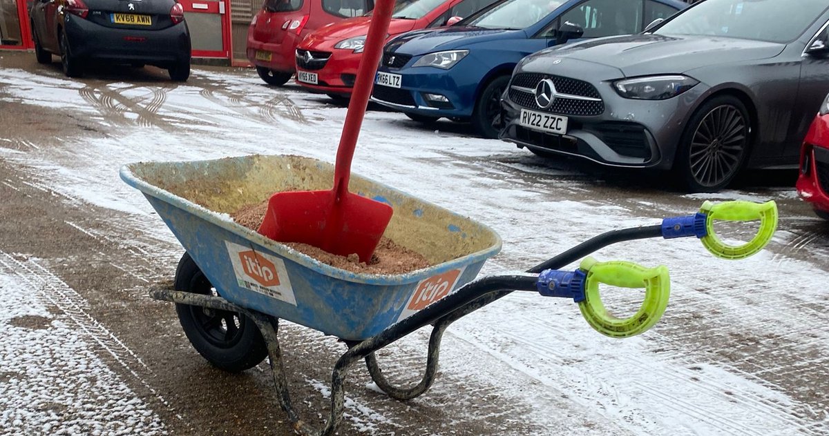 iTipHandles's tweet photo. Everybody's shovelling!  #snow health and safety for #construction, #landscaping, #haulage, #gardening, #logistics, #hospitals #roads and #highways and anywhere the manually controlled movement of devices are required. #uksnow #snowday https://t.co/3RtCsn2qBg