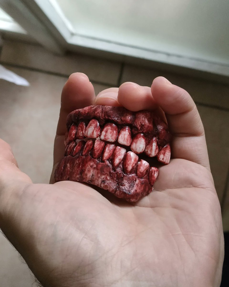 Vhallart2's tweet photo. Cutes teeth i made few days ago for a friend uwu
#theet #humanteeth #faketeeth #prop #cinema #videoclio #videomaking #specialfx #horrorspfx #spfx #halloweencostume #horror #creepyart #fakeblood #fakeviolence⚠️ #fakegore #humanprop #bodyparts #fake #zombie #zombiemakeup https://t.co/IdA8kUu2GO