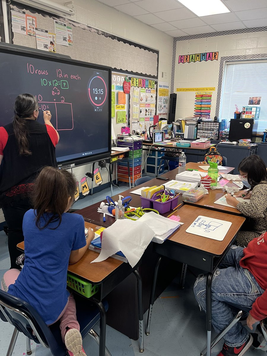 guerrerolorena_'s tweet photo. MATH Small group instruction in 4th grade! #AreaModels #multiplication #FieldsInspires @FieldsFalcons https://t.co/J689PEfN1i