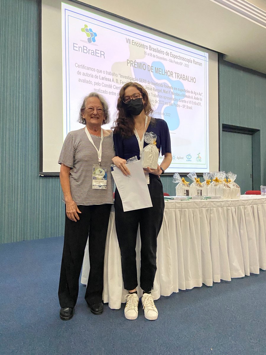 enbraer's tweet photo. ***Larissa A. B. Ferreira***
Recebendo o prêmio de melhor trabalho no VII EnBraER 2022, pela Prof. Márcia Temperini. https://t.co/UskjgNhmGj