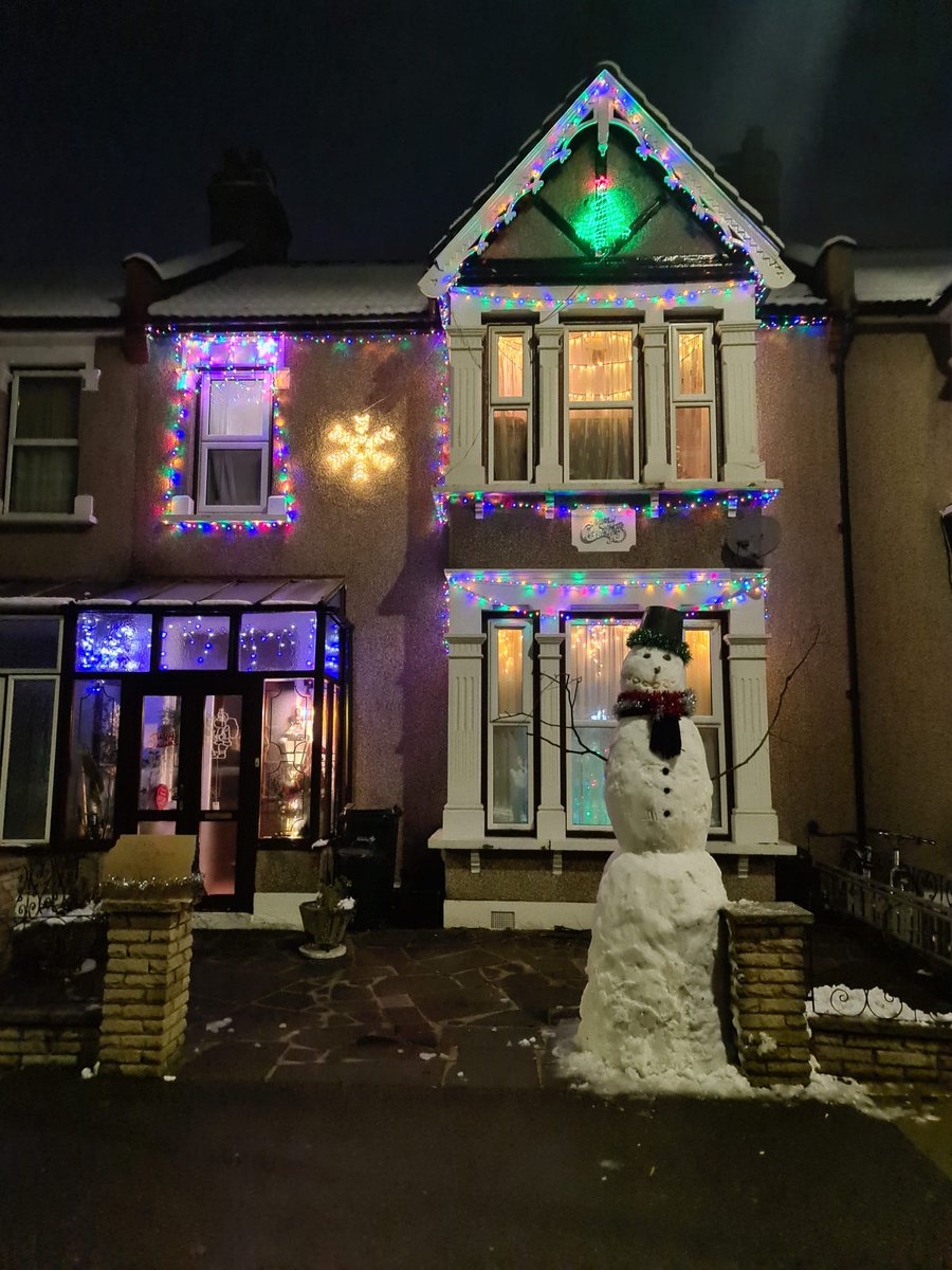 JessicafCooper's tweet photo. @thisisheart Craig Cooper from Channel 4's The Write Offs and his family build 8ft tall Snowman in Ilford. https://t.co/t3bilybHG0
