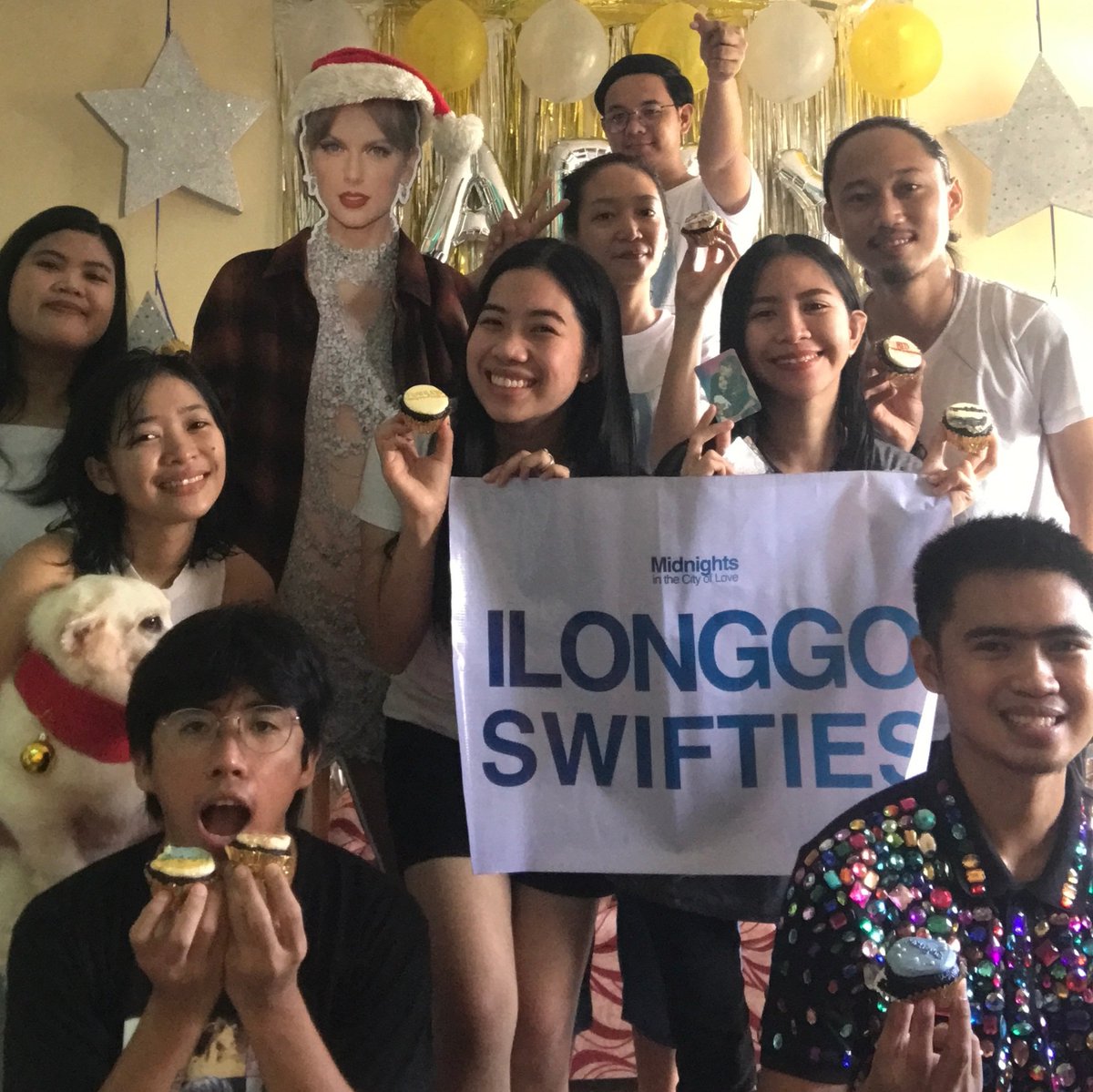 dazedbytayyy's tweet photo. me and my swiftie friends celebrated taylor's (and evermore's) birthday! wished you showed up at our party @taylorswift13 @taylornation13 🫶🏻💗
#HappyBirthdayTaylor
#2YearsOfEvermore https://t.co/ZZlxrTh9Jk